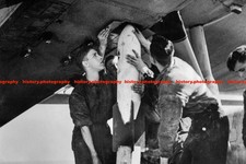 F029404 Ground crew loads