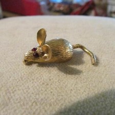 Beautiful Vintage Quality 18ct Gold Mouse Brooch