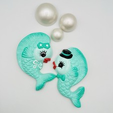 Wall Chalkware Kissing Fish