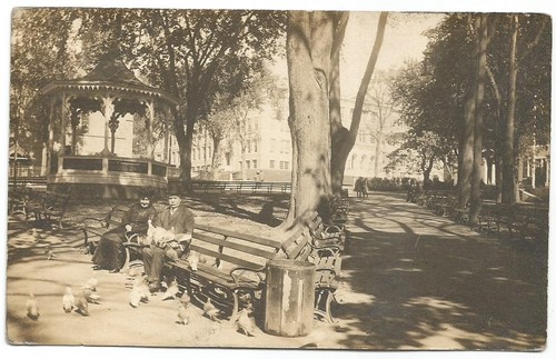 Couple bench feeding - couple, on