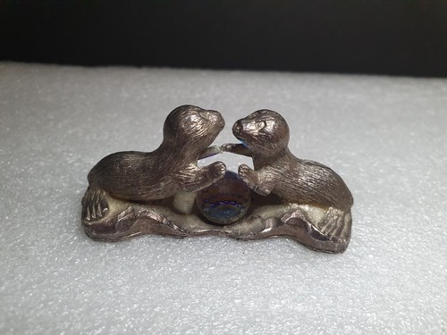 Pewter sea lion with - sea,