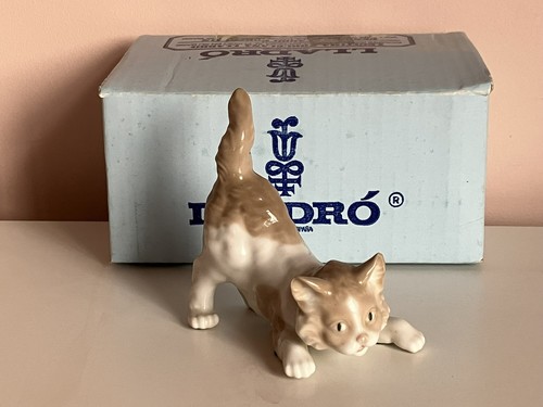 Lladro playful scaredy cat - playful,