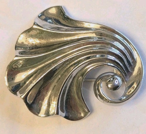 Vintage crown trifari swirl - crown,