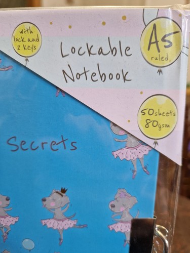 Lockable notebook