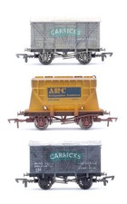 DAPOL 'OO' GAUGE LOT OF 3 ARC PRESFLO/CARRICKS VENT VAN WAGONS *WEATHERED