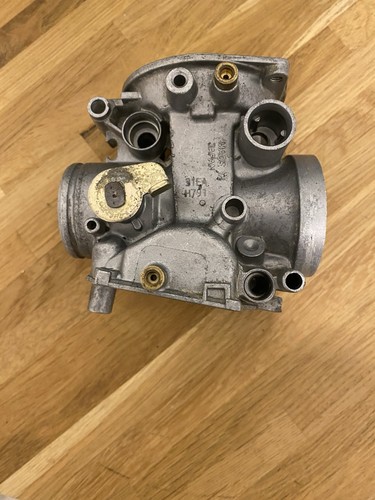 Suzuki rf900 carburettor body - suzuki,