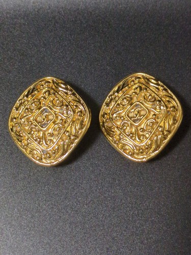 Chanel logo clip on - chanel, cc