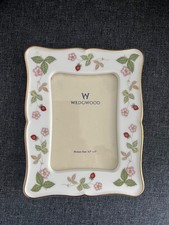 Wedgwood Wild Strawberry Portrait 3.5" x 5" Photo Frame - MINT & BOXED