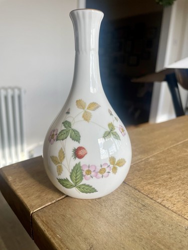 Wedgwood wild strawberry bone - wild,
