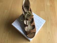 CARVELA by KURT KEIGER  TAN SUEDE WEDGE SHOES