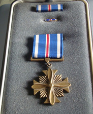 VINTAGE UNITED STATES  - 'DISTINGUISHED FLYING CROSS FULL SIZE MEDAL boxed