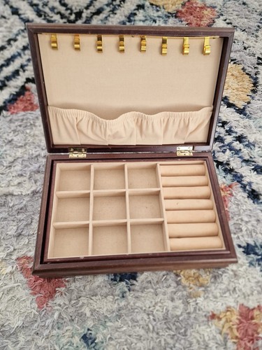 Vintage large wooden jewellery - large,