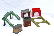 Job lot of 00 gauge model railway buildings/Tunnel Portals and Bridges