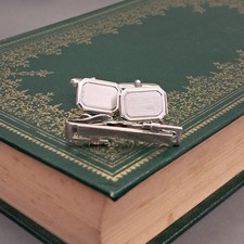 Silver tone Emerald shaped Cufflink and Tie clip set LL-285  Brand - Unbranded