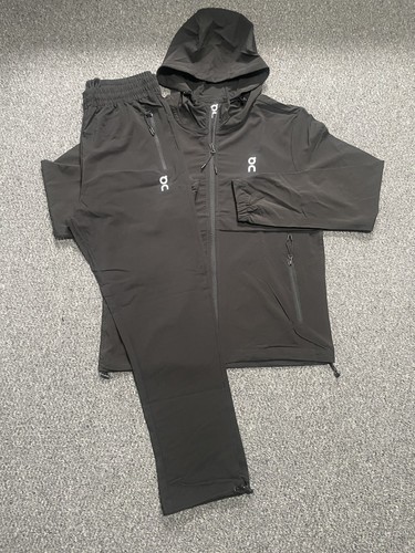 Cloud tracksuit - on,