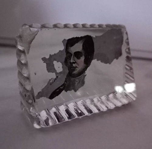 Small paper weight robie - paper,
