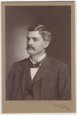 HANDSOME GENTLEMAN : FASHIONABLE : WEST BEND, WISCONSIN : CABINET CARD PORTRAIT