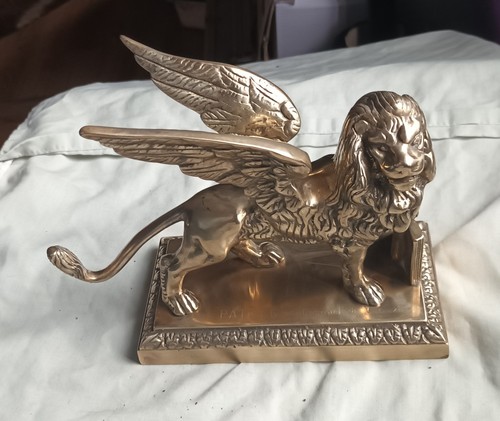 Venetian lion with wings open - wings,