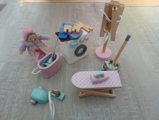Le Toy Van Dolls House furniture washing set - Iron, washing machine, line, pegs