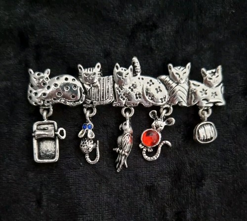 Cat brooch with - cat,