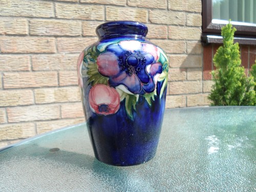 Moorcroft anemone blue - anemone, on
