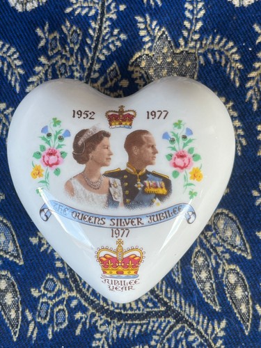Vintage 1977 queen - queen, elizabeth