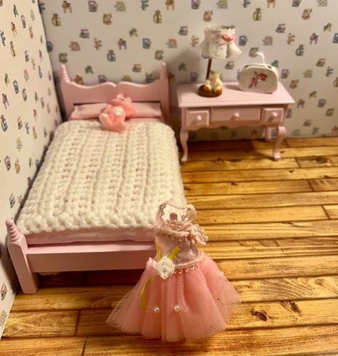 Doll house pink bed - doll's,