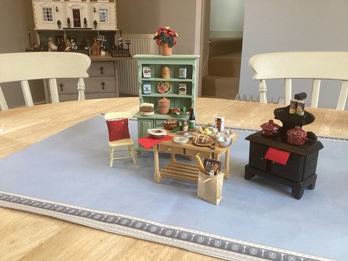Dolls house scale - dolls,