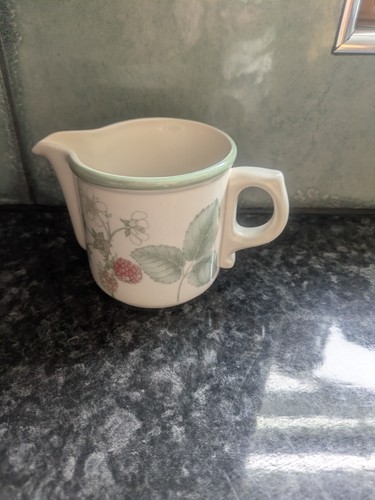 Wedgwood raspberry cane - cane, milk