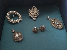 JOB LOT OF PAST TIMES SILVER JEWELLERY/5 ITEMS/ 2 BROOCHES/2 LOCKETS/1 EARRINGS 