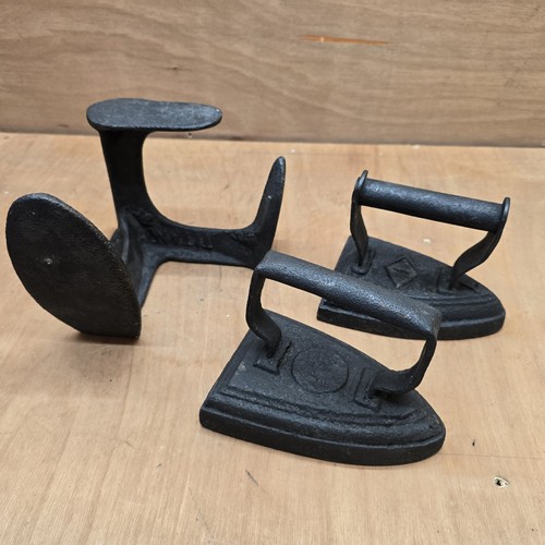 Vintage cast iron sad - cast,