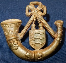 VICTORIAN THE ESSEX MILITIA LIGHT INFANTRY RIFLES MILITARY CAP BADGE - 2 LUGS