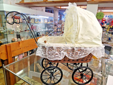 🕰 Collectable Vintage Wicker Doll Pram – Lace Canopy & Metal Wheels