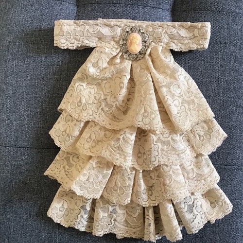 Jabot cravat cream - jabot, in