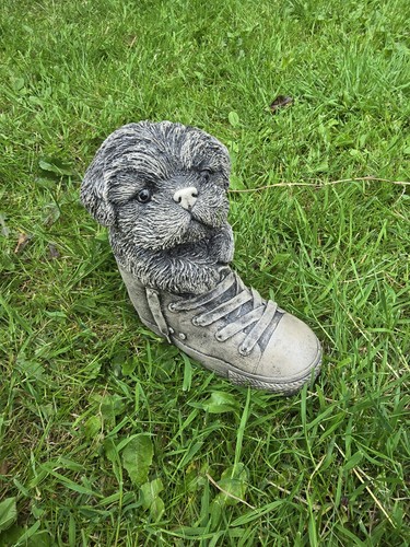 Dog boot stone garden - in,