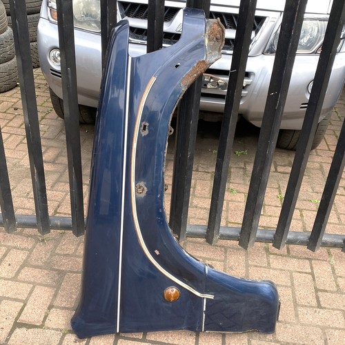 Right front wing see - right,