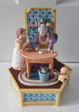 VINTAGE 1997 ENESCO MUSIC BOX - PLAYS MEMORY FROM CATS GRANDMA & CHILD BAKING