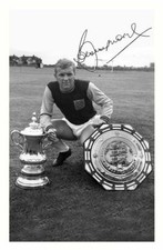 BOBBY MOORE - WEST HAM UNITED AUTOGRAPH SIGNED PHOTO POSTER PRINT
