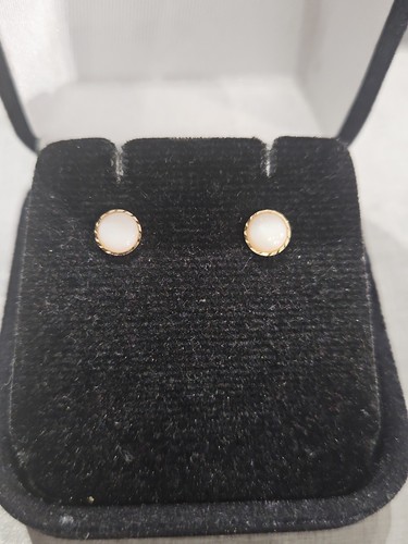 9ct yellow gold - white, opal