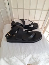 "TU , black, toe post