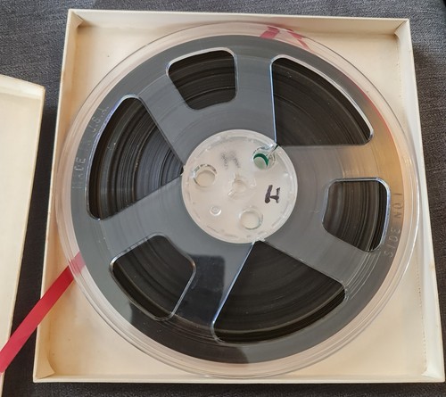 Reel tape spool with - reel,