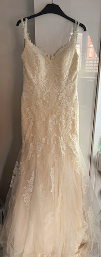 Neck ivory lace mermaid - v-neck,