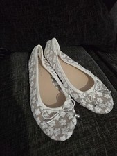 Size 3 White/clear Flower