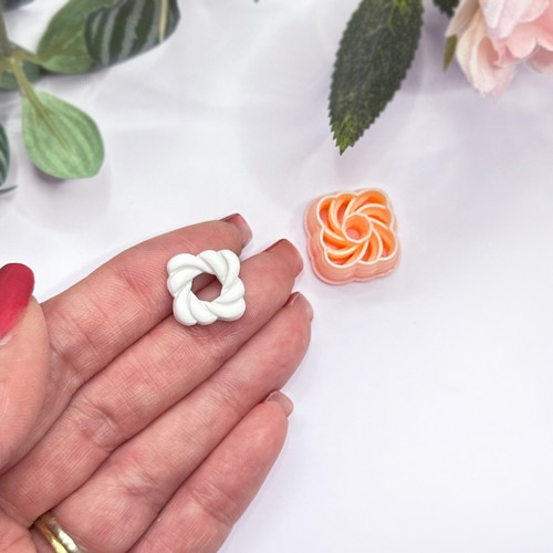 Entwined clay cutter knot - cutter, •