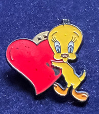 OFFICIAL WARNER BROS. TWEETY PIE HOLDING LOVE HEART 1990’S PIN BADGE