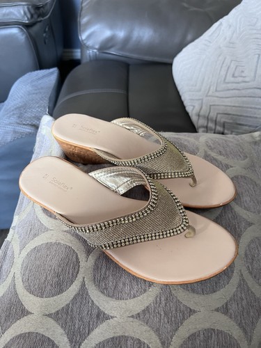 Woman between the toe slip - between,