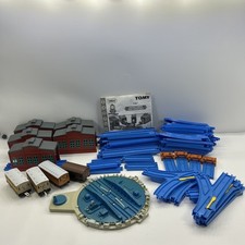 TOMY TRACKMASTER TURNTABLE & ENGINE SHEDS Thomas And Friends Train Sets 7587
