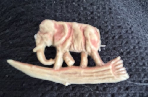 Small vintage elephant broach - small,