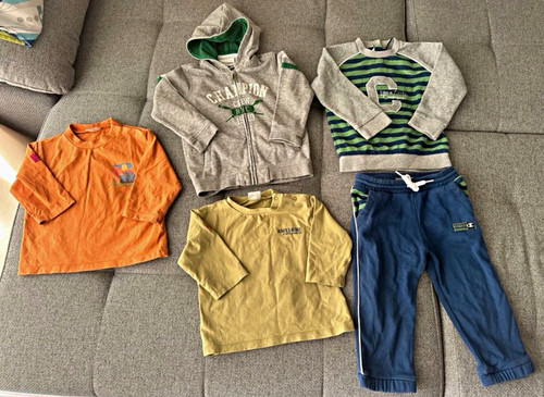 Months baby clothes - 9-12,
