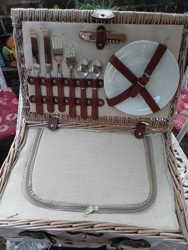 Vinrage wicker picnic basket - wicker,